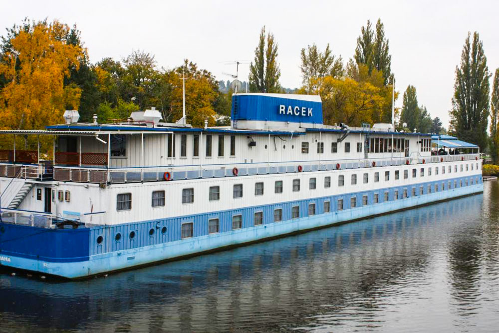 Botel Racek